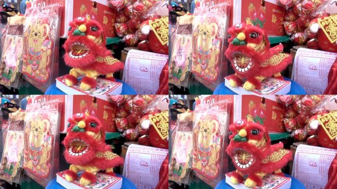 农历新年庆祝活动期间，中国狮子娃娃在商店里。