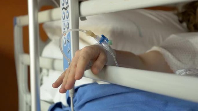 一名生病的年轻女子躺在医院的病床上