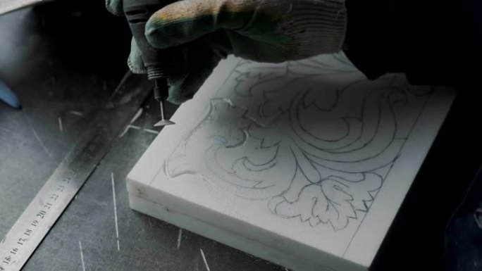 艺术家使用专业工具切割第一层大理石板
