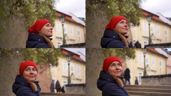 戴红帽的年轻漂亮女人发现布拉格捷克老城
