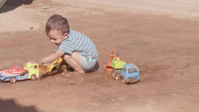 蹒跚学步的孩子玩沙子和玩具