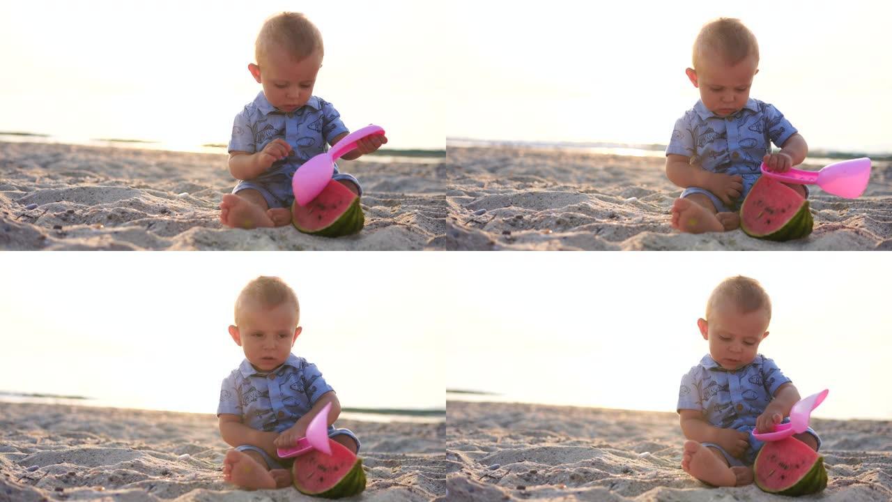 坐在沙滩上的小男孩