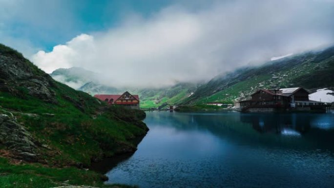 罗马尼亚，TRANSFAGARASAN，锡比乌-8月15日2019美丽的湖时间流逝视频与山，惊人的云