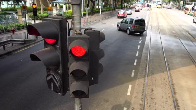 红色红绿灯车驶过，港岛电车