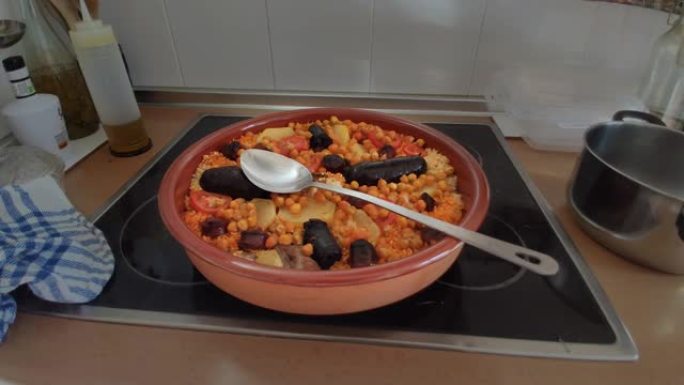 西班牙巴伦西亚的烤箱米饭arroz al horno用勺子