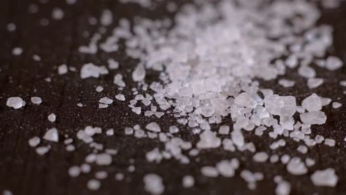 白色海盐的水晶落在木桌上