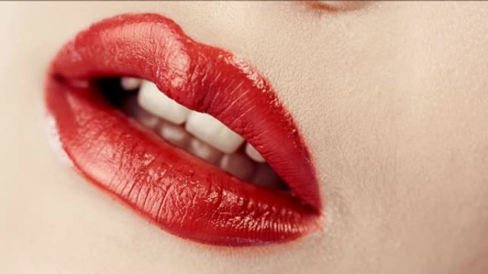 红色唇膏。关闭女性嘴唇。