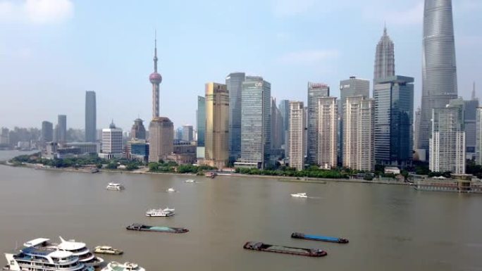 上海市区黄浦江航道移动时间流逝。