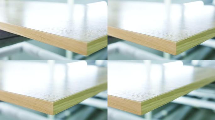 大型抛光木板的特写镜头躺在木制车间或工厂的桌子上。行动。生产、制造和木工行业概念
