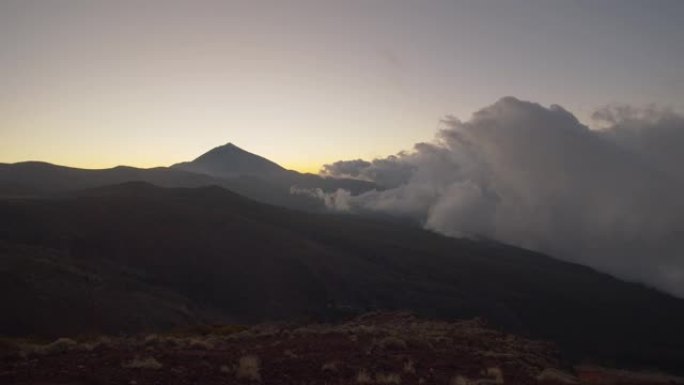 晚上的风景，群山邻近云层。特内里费岛场景