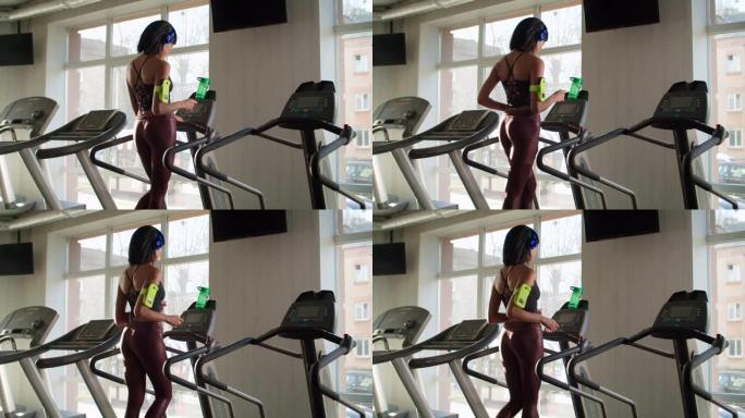 黑色健身女性在跑步机上做有氧运动