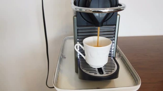 咖啡机制作一杯咖啡