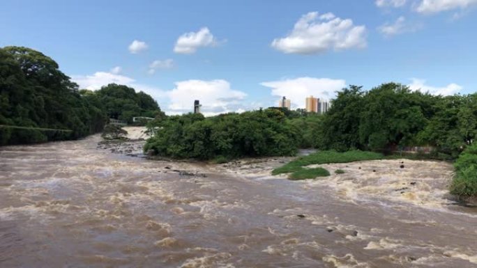 水顺流而下的皮拉西卡巴河