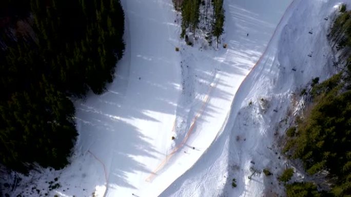 在明亮的冬日，滑雪缆车的鸟瞰图