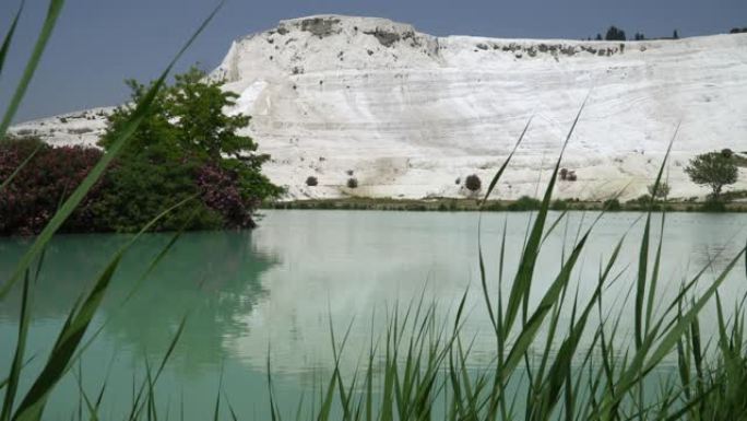 棉花堡梯田前美丽的池塘。静态镜头。土耳其，4K。