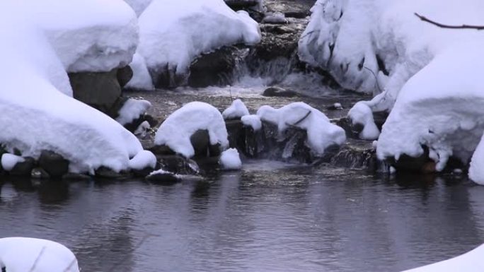 小瀑布流过雪地溪流溪水小溪