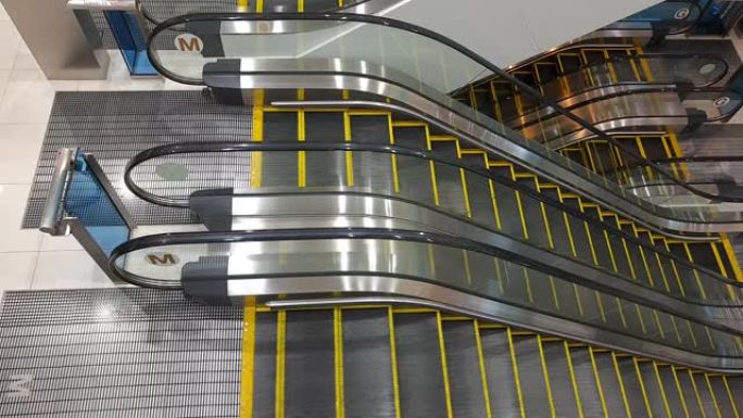 现代建筑中的双自动扶梯楼梯镜头