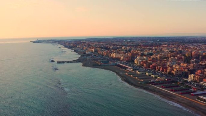 意大利奥斯蒂亚丽都沙滩鸟瞰图，海上飞行无人机，日落时从上方美丽的海岸线，欧洲度假胜地