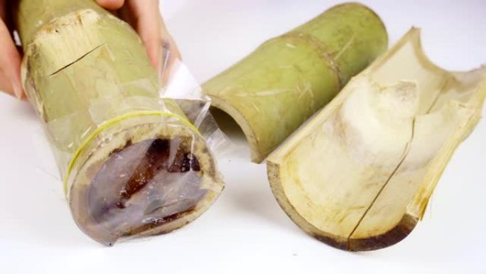 用椰奶和豆类在竹缝中油炸的糯米。