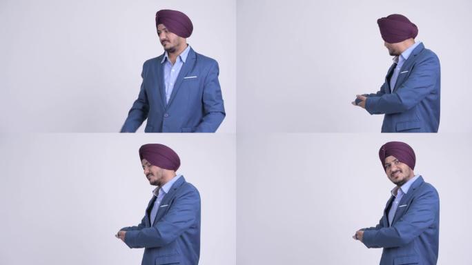 穿着西装的快乐大胡子印度锡克教徒商人