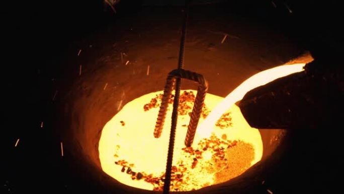 熔融金属熔化，操作员将熔融金属从熔炉到钢包，以浇注到铸造厂