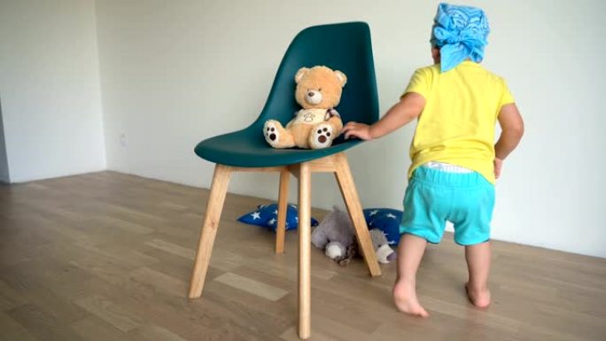 快乐的男孩子玩泰迪玩具熊。积极的情感。万向节运动