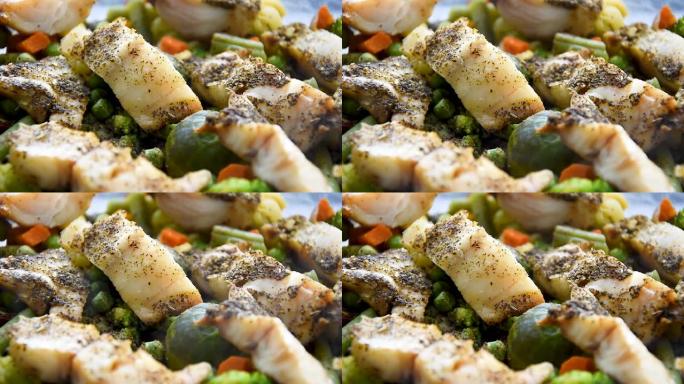 海鱼的鱼片是一对，捣碎的根茎类蔬菜和水煮，健康饮食的素食，烤鱼，芳香香料和烤蔬菜，特写