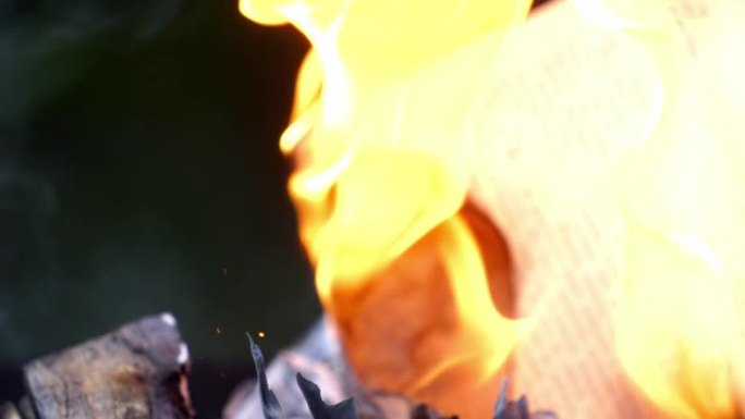 在篝火中燃烧纸张时会产生火焰。