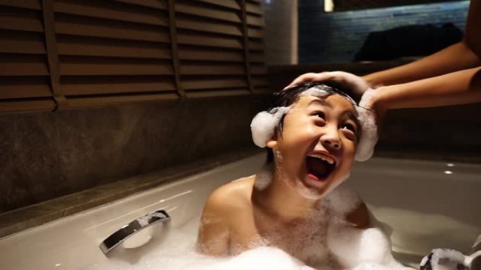 小男孩在浴室洗澡时快乐