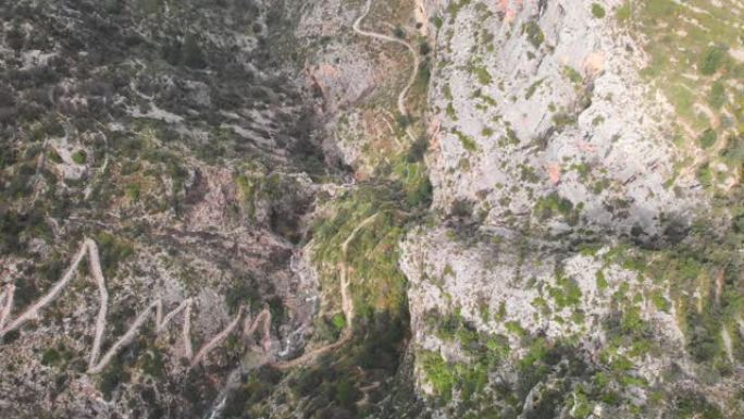 在西班牙拉瓦尔·德·拉加尔的巴兰克·德·奥恩 (地狱的峡谷)，用6000多个石阶制作的一条古老道路的