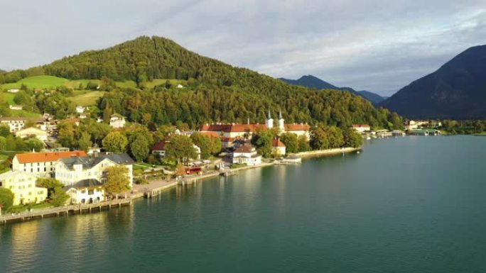 德国泰格恩see。德国罗塔赫-埃格恩 (巴伐利亚) 的泰格恩湖靠近奥地利边境。巴伐利亚阿尔卑斯山 “
