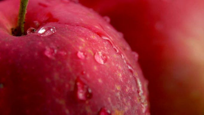 红苹果的超级特写镜头，水滴从表面流下