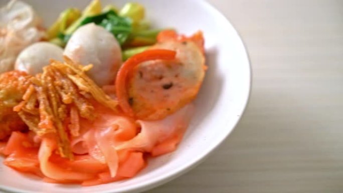 (Yen-Ta-Four) -泰国干面条，红汤什锦豆腐和鱼丸-亚洲美食
