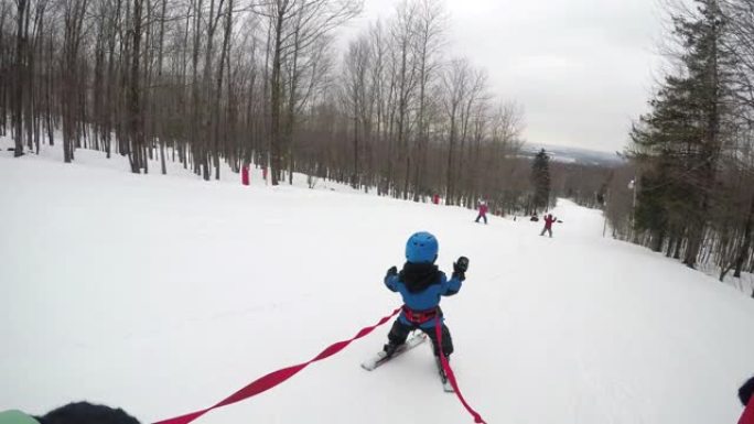 父亲教宝贝儿子滑雪场周末业余冬季运动