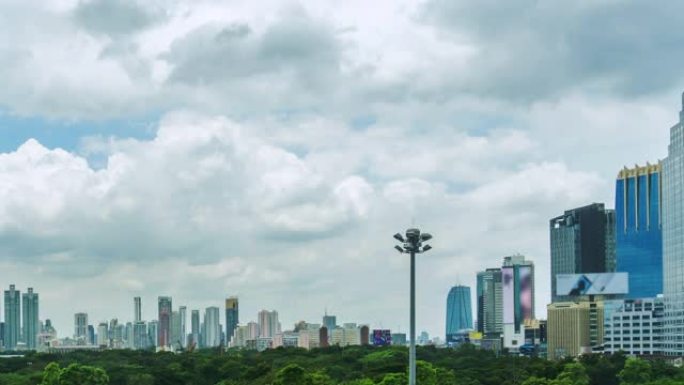 延时: 云在曼谷城市景观中移动