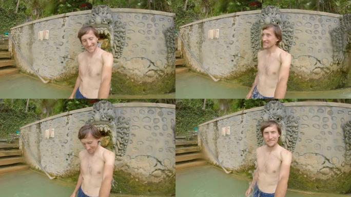 年轻人游客参观巴厘岛上著名的Banjar温泉。巴厘岛旅游概念