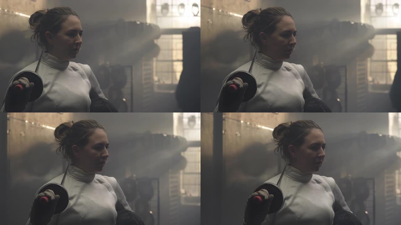 在有雾的更衣室里，一个女子击剑手的肖像锅与她的箔纸合影