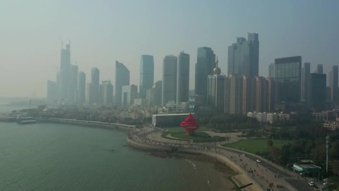 青岛上空飞行晴天著名步行湾市中心空中全景4k中国