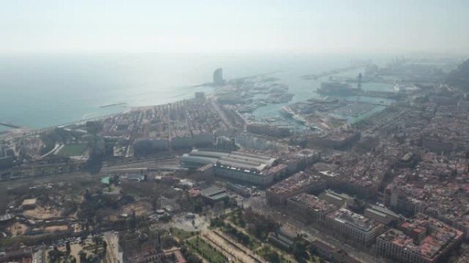 空中: 巴塞罗那宽无人机拍摄城市向美丽的蓝色海洋和海湾 [4K]