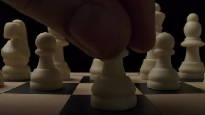 白棋棋子在棋盘上的第一个标准动作