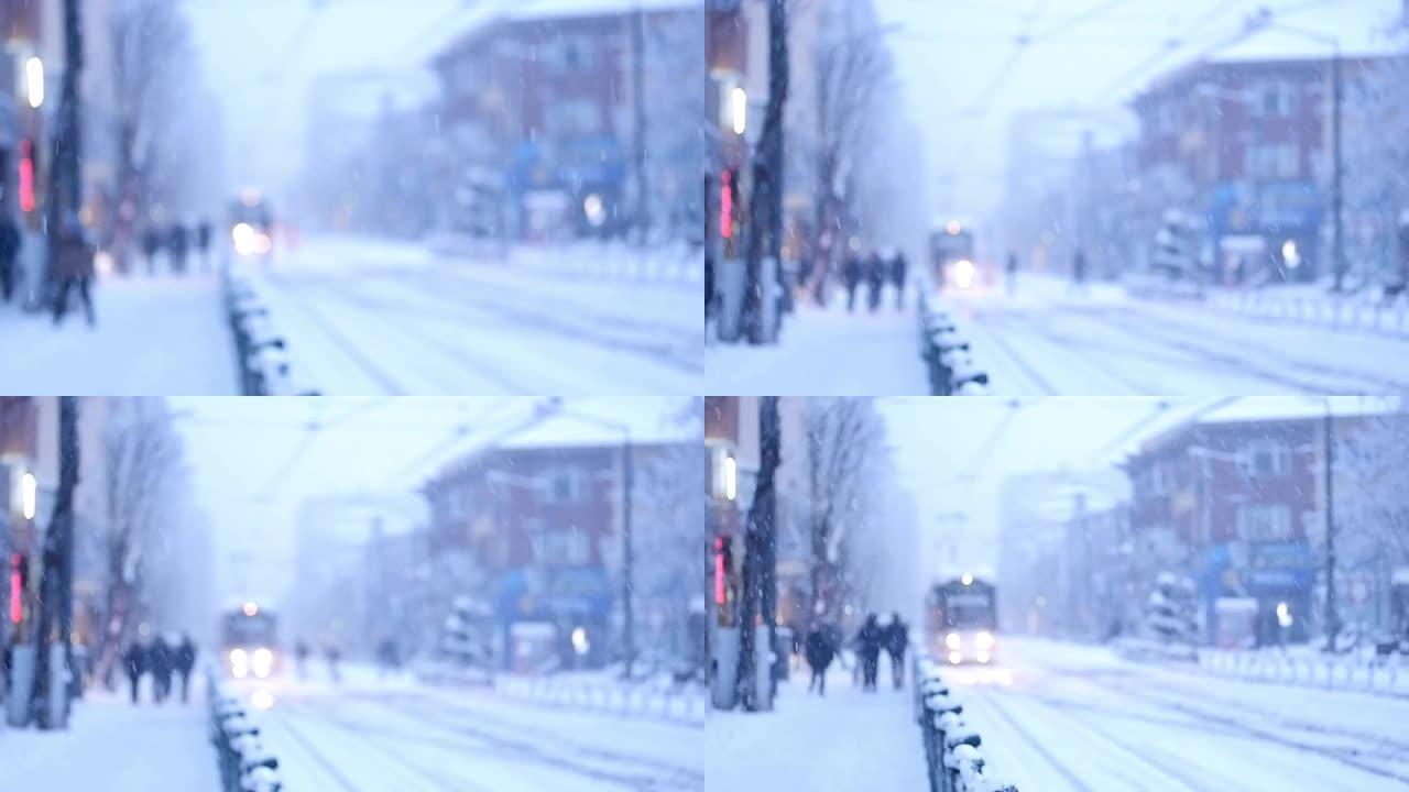 在下雪的天气中，人们在市中心和电车上走下来。