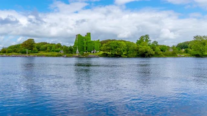 爱尔兰戈尔韦市门洛城堡的一段时间。从戈尔韦市的科里布河对岸拍摄