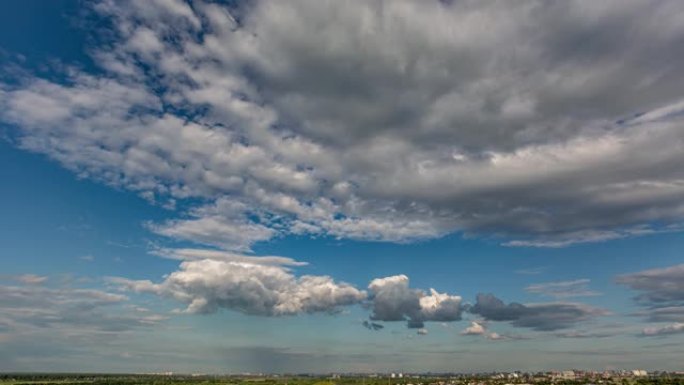 天空云。浅色背景上的蓝色空中景观。空的背景场景。全景。天蓝色背景。城市场景。晴天，蓝天。广角。宽阔的