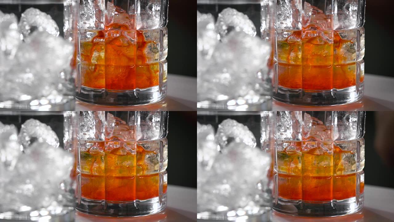 在冰杯中混合各种液体的鸡尾酒