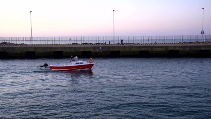 早上在菲乌米奇诺港口钓鱼的小船。
