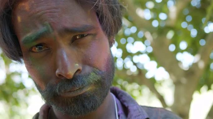 印度男子特写脸部涂满鲜艳的胡里红中的颜色