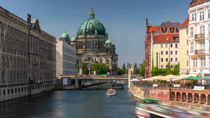 柏林，德国-5月，2019: 柏林历史城市中心的历史著名建筑在施普雷河附近的延时