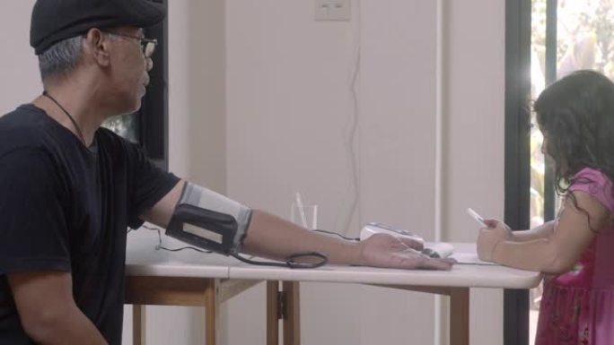 老人的手臂，测量血压，保健概念。