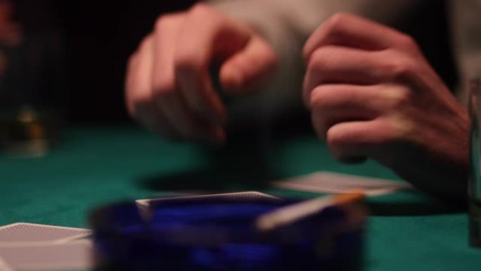 德克萨斯扑克期间赌场工作人员打开河牌