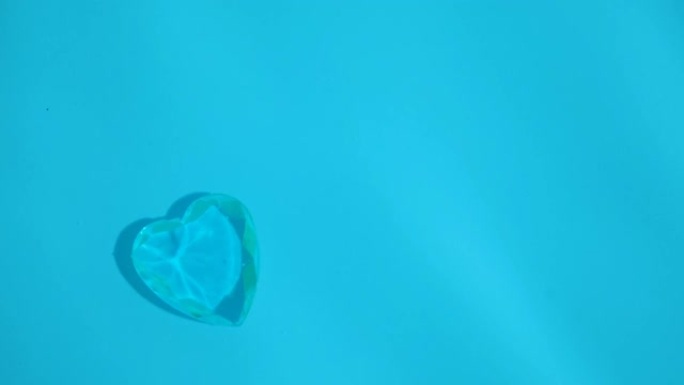 一颗心形宝石躺在海水湛蓝的海底。